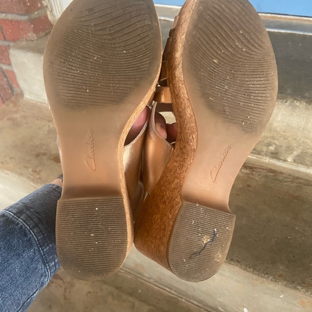 Clarks Giselle Ivy Metallic Rose Gold Cork Wedge Sandals - Picture 9 of 9